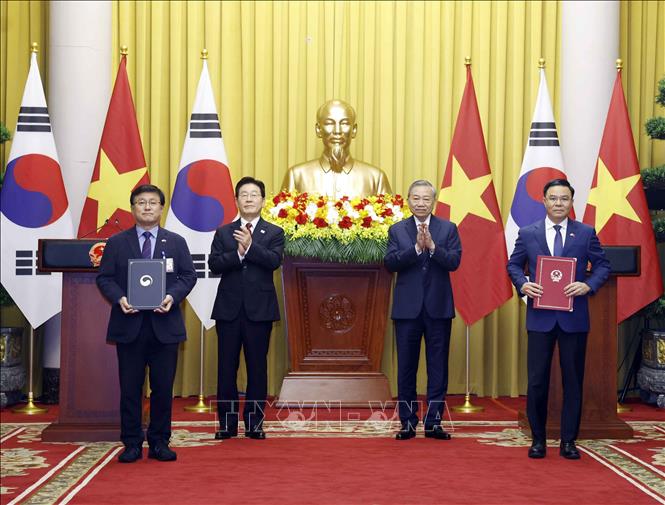 Tổng B&iacute; thư, Chủ tịch nước T&ocirc; L&acirc;m v&agrave; Tổng thống H&agrave;n Quốc Lee Jae Myung chứng kiến lễ trao Bản ghi nhớ về hợp t&aacute;c trong lĩnh vực hạ tầng điện lực giữa Bộ C&ocirc;ng Thương Việt Nam v&agrave; Bộ Kh&iacute; hậu, Năng lượng v&agrave; M&ocirc;i trường H&agrave;n Quốc. Ảnh: Thống Nhất/TTXVN