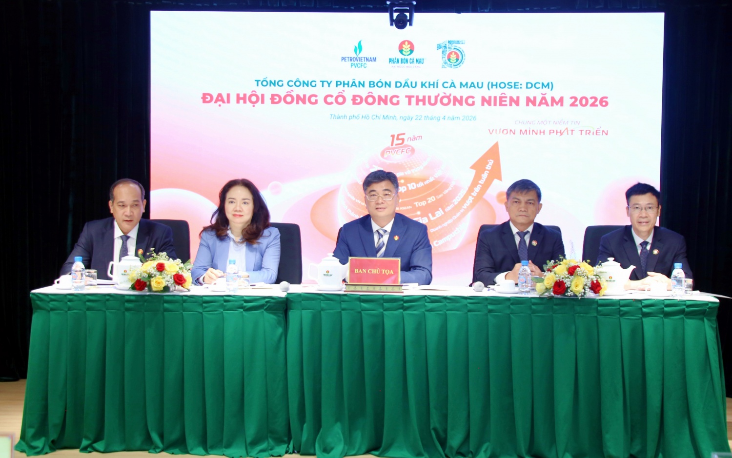 Ban Chủ tọa điều h&agrave;nh Đại hội