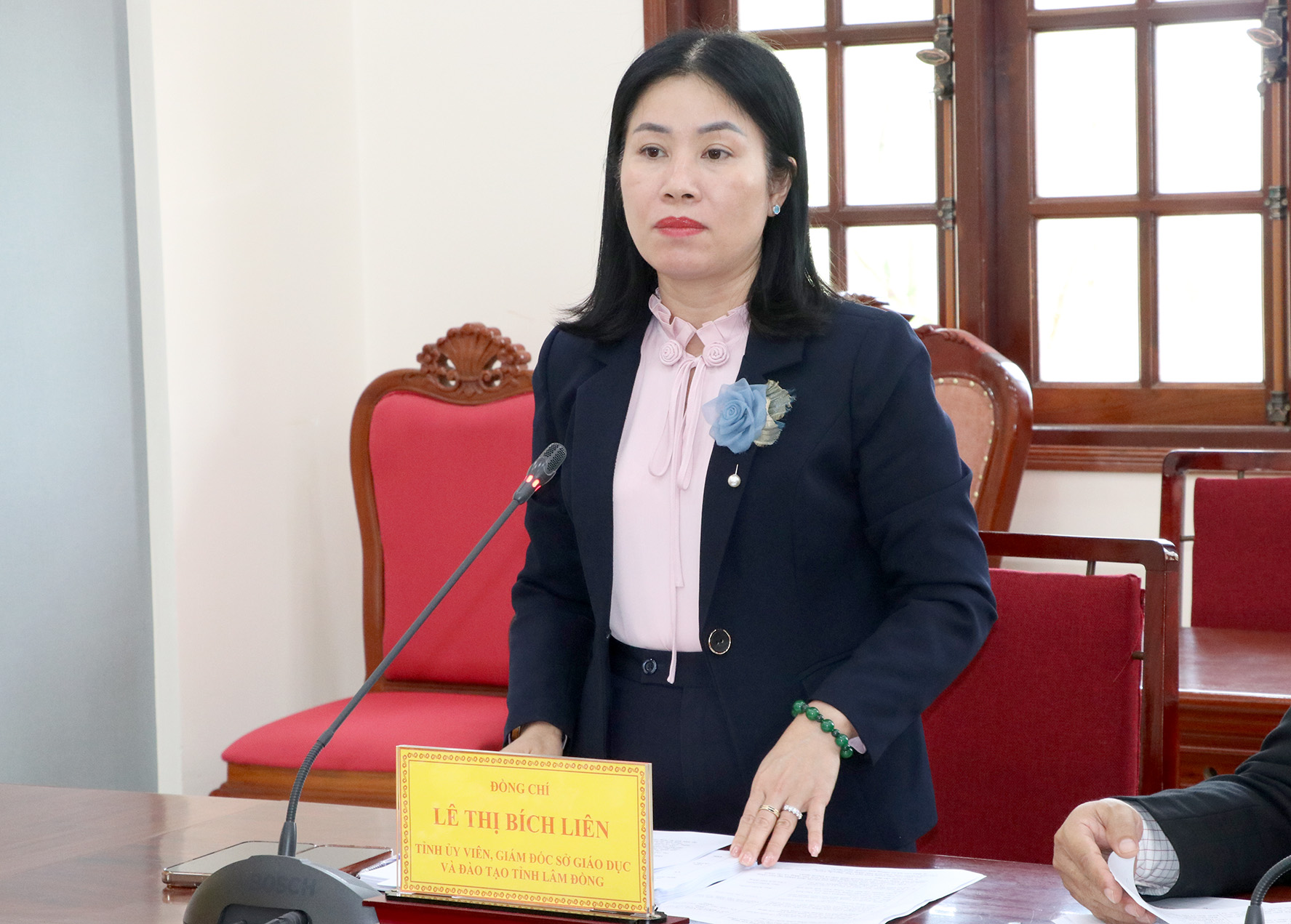 B&agrave; L&ecirc; Thị B&iacute;ch Li&ecirc;n - Tỉnh ủy vi&ecirc;n, Gi&aacute;m đốc Sở GDĐT, Ph&oacute; Chủ tịch Hội đồng b&aacute;o c&aacute;o tại Hội nghị