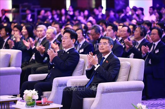 Thủ tướng L&ecirc; Minh Hưng v&agrave; Tổng thống H&agrave;n Quốc Lee Jae Myung dự Diễn đ&agrave;n kinh tế Việt Nam &ndash; H&agrave;n Quốc. Ảnh: Dương Giang/TTXVN