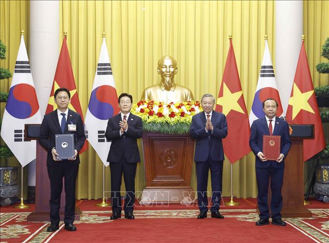 Tổng B&iacute; thư, Chủ tịch nước T&ocirc; L&acirc;m v&agrave; Tổng thống H&agrave;n Quốc Lee Jae Myung chứng kiến lễ trao Bản ghi nhớ về hợp t&aacute;c số giữa Bộ Khoa học v&agrave; C&ocirc;ng nghệ Việt Nam v&agrave; Bộ Khoa học v&agrave; C&ocirc;ng nghệ th&ocirc;ng tin truyền th&ocirc;ng H&agrave;n Quốc. Ảnh: Thống Nhất/TTXVN