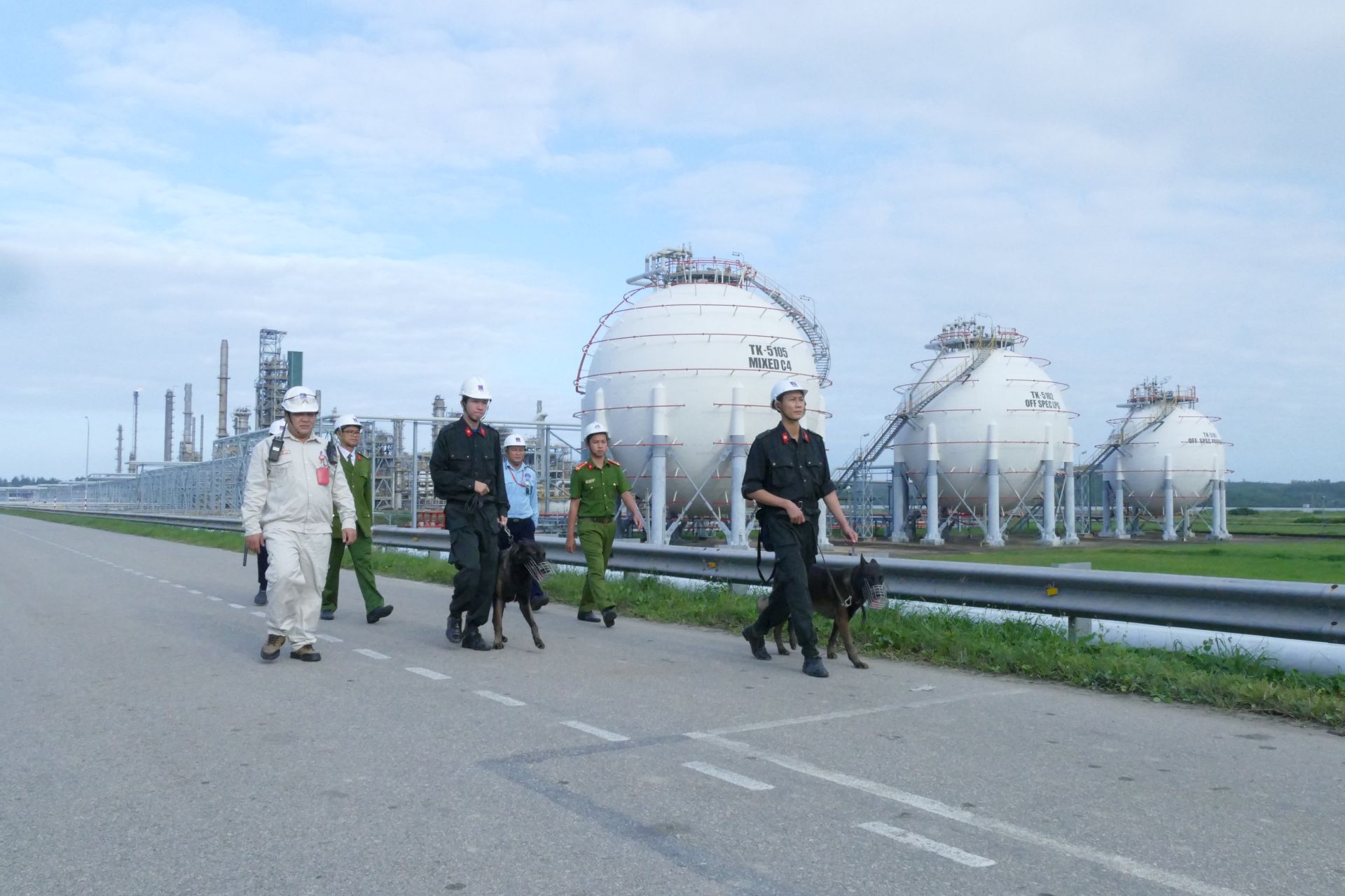 Tuần tra đảm bảo an ninh cho Nh&agrave; m&aacute;y Lọc dầu Dung Quất