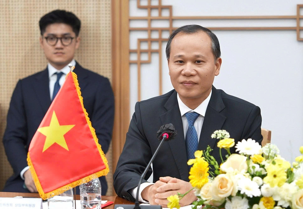 Đồng ch&iacute; Mai Sơn, Trưởng Đo&agrave;n c&ocirc;ng t&aacute;c ph&aacute;t biểu tại buổi l&agrave;m việc với l&atilde;nh đạo tỉnh Gyeongsangbuk-do.