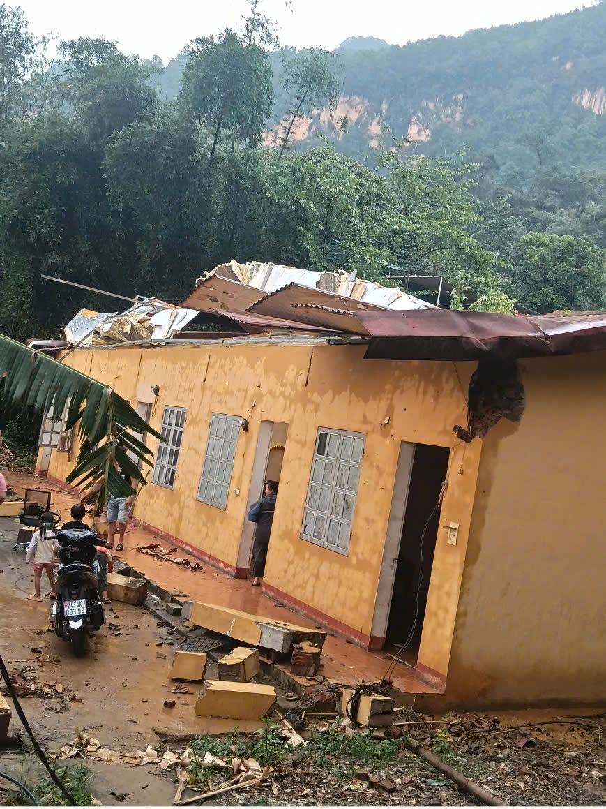 D&ocirc;ng lốc l&agrave;m tốc m&aacute;i nh&agrave; d&acirc;n v&agrave; 1 nh&agrave; c&ocirc;ng vụ tại th&ocirc;n Ph&igrave;n Chư 3 tại S&iacute;n Ch&eacute;ng