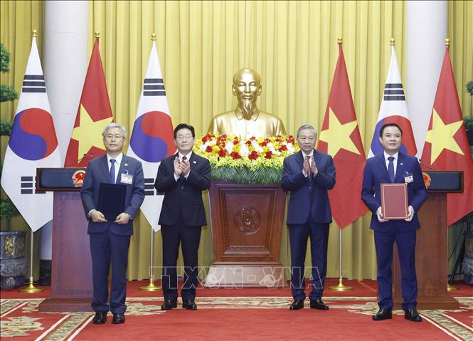 Tổng B&iacute; thư, Chủ tịch nước T&ocirc; L&acirc;m v&agrave; Tổng thống H&agrave;n Quốc Lee Jae Myung chứng kiến lễ trao Bản ghi nhớ về nghi&ecirc;n cứu hợp t&aacute;c ph&aacute;t triển nh&agrave; m&aacute;y điện hạt nh&acirc;n giữa Tập đo&agrave;n C&ocirc;ng nghiệp &ndash; Năng lượng Việt Nam (PVN) v&agrave; Tập đo&agrave;n Năng lượng Quốc gia H&agrave;n Quốc (KEPCO). Ảnh: Thống Nhất/TTXVN