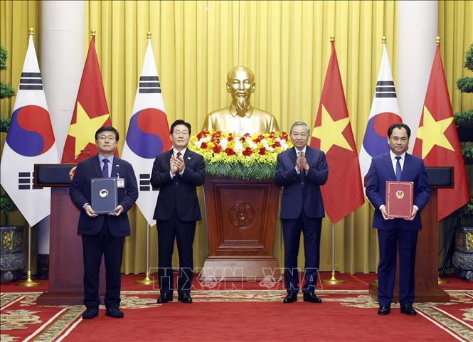 Tổng B&iacute; thư, Chủ tịch nước T&ocirc; L&acirc;m v&agrave; Tổng thống H&agrave;n Quốc Lee Jae Myung chứng kiến lễ trao Bản ghi nhớ về hợp t&aacute;c an ninh nguồn nước giữa Bộ N&ocirc;ng nghiệp v&agrave; M&ocirc;i trường Việt Nam v&agrave; Bộ Kh&iacute; hậu, Năng lượng v&agrave; M&ocirc;i trường H&agrave;n Quốc. Ảnh: Thống Nhất/TTXVN