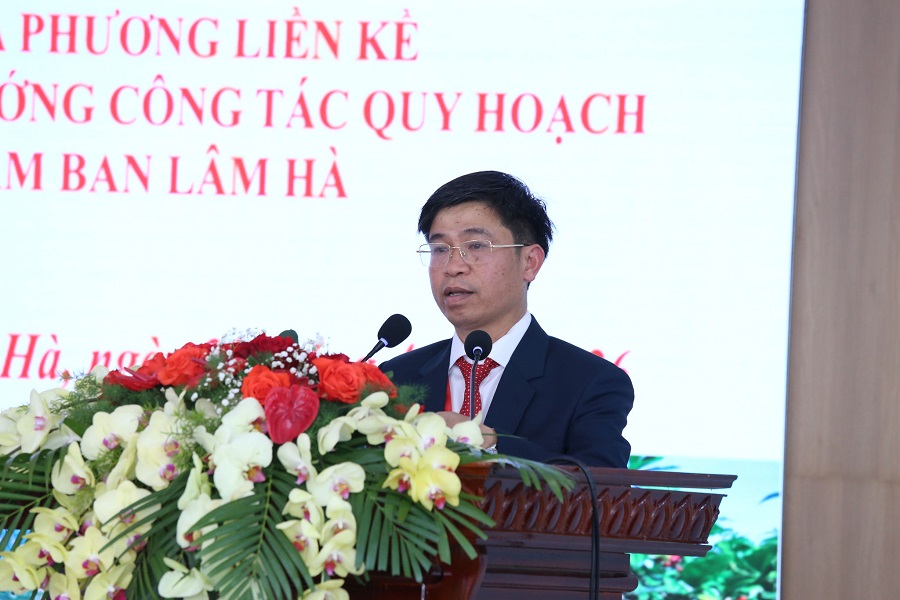 &Ocirc;ng Nguyễn Văn Ch&acirc;u, B&iacute; thư Đảng ủy, Chủ tịch HĐND x&atilde; Nam Ban - L&acirc;m H&agrave; ph&aacute;t biểu tại hội nghị