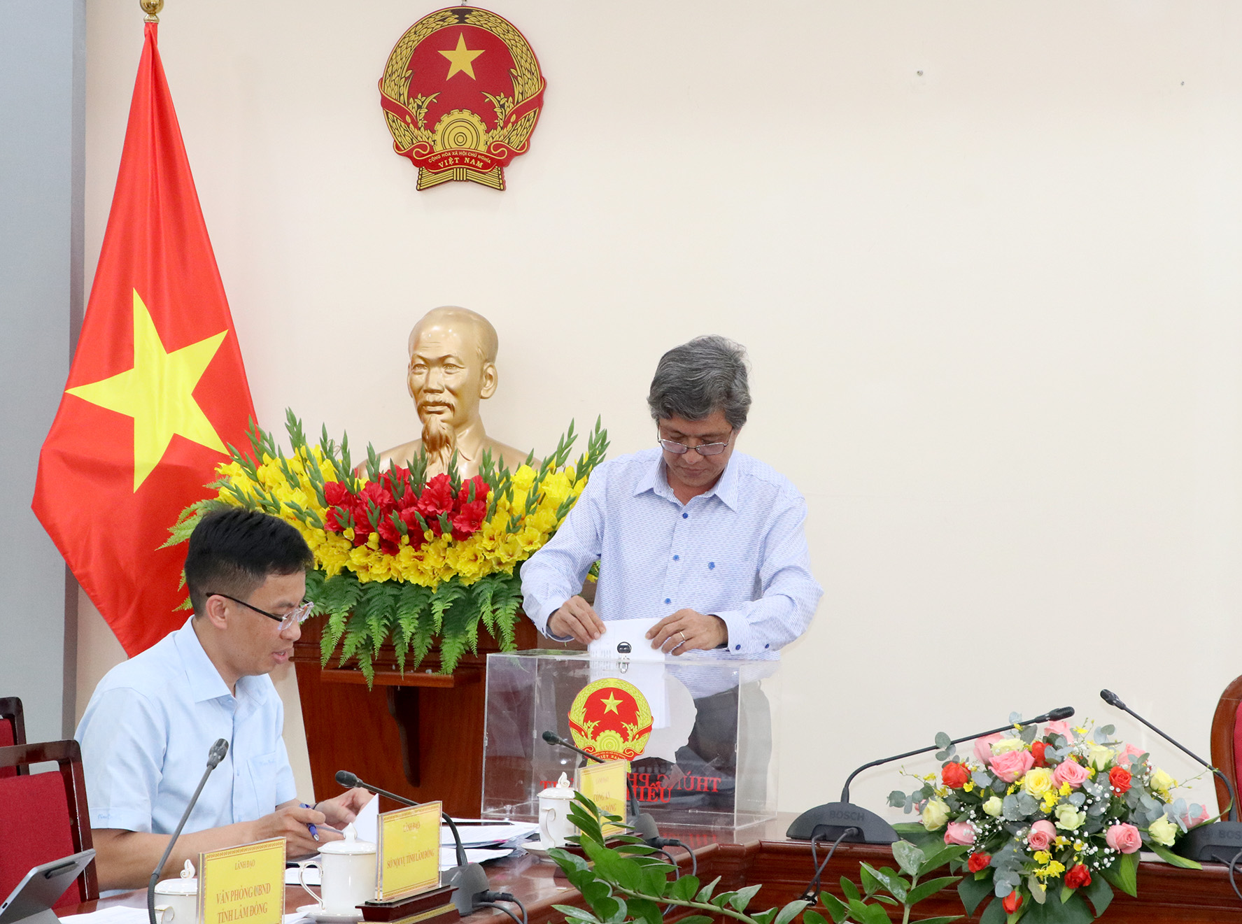 Ph&oacute; Chủ tịch UBND tỉnh Nguyễn Minh bỏ phiếu k&iacute;n đối với c&aacute;c trường hợp đủ điều kiện