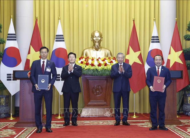 Tổng B&iacute; thư, Chủ tịch nước T&ocirc; L&acirc;m v&agrave; Tổng thống H&agrave;n Quốc Lee Jae Myung chứng kiến lễ trao Bản ghi nhớ về tăng cường hợp t&aacute;c trong lĩnh vực sở hữu tr&iacute; tuệ giữa Bộ Khoa học v&agrave; C&ocirc;ng nghệ Việt Nam v&agrave; Bộ Sở hữu tr&iacute; tuệ H&agrave;n Quốc. Ảnh: Thống Nhất/TTXVN