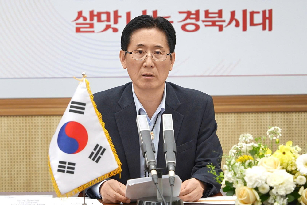 &Ocirc;ng Hwang Myoungsuk, Quyền Thống đốc tỉnh Gyeongsangbuk-do ph&aacute;t biểu ch&agrave;o mừng Đo&agrave;n c&ocirc;ng t&aacute;c tỉnh Bắc Ninh.