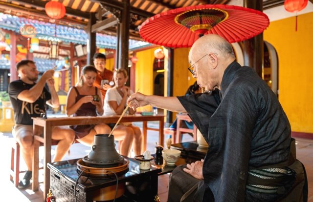 Tr&igrave;nh diễn tr&agrave; đạo.