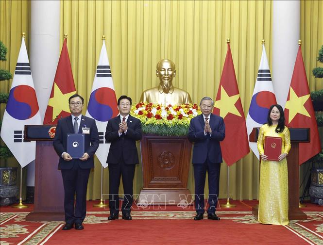 Tổng B&iacute; thư, Chủ tịch nước T&ocirc; L&acirc;m v&agrave; Tổng thống H&agrave;n Quốc Lee Jae Myung chứng kiến lễ trao Bản ghi nhớ về hợp t&aacute;c giữa Bộ Văn h&oacute;a, Thể thao v&agrave; Du lịch Việt Nam với Bộ Văn h&oacute;a, Thể thao v&agrave; Du lịch H&agrave;n Quốc giai đoạn 2026-2030. Ảnh: Thống Nhất/TTXVN