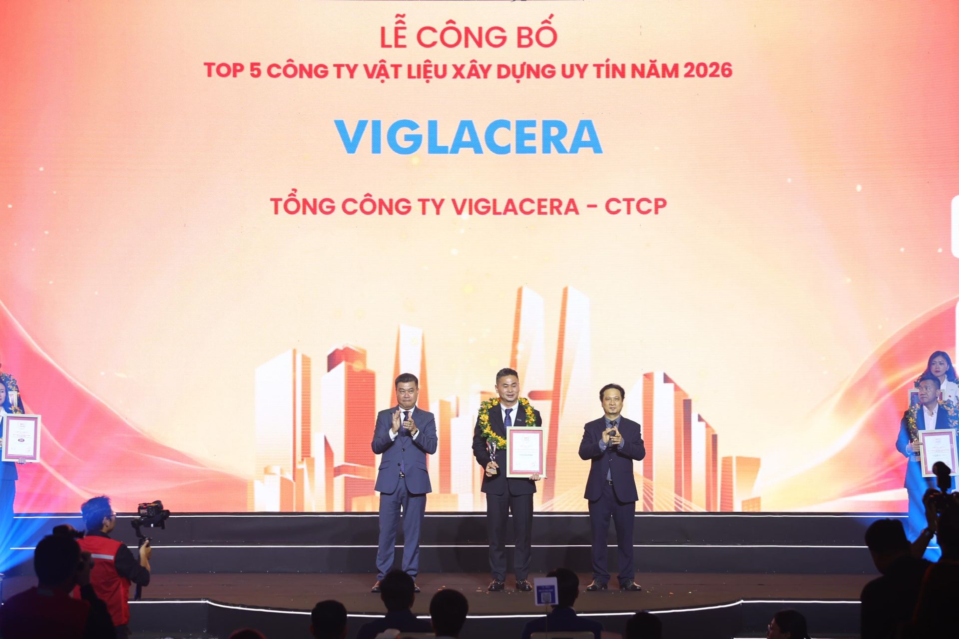 &Ocirc;ng L&ecirc; Tiến Dũng - Gi&aacute;m đốc C&ocirc;ng ty CP Viglacera Ti&ecirc;n Sơn nhận giải thưởng TOP 10 v&agrave; TOP 5 C&ocirc;ng ty Vật liệu x&acirc;y dựng uy t&iacute;n năm 2026