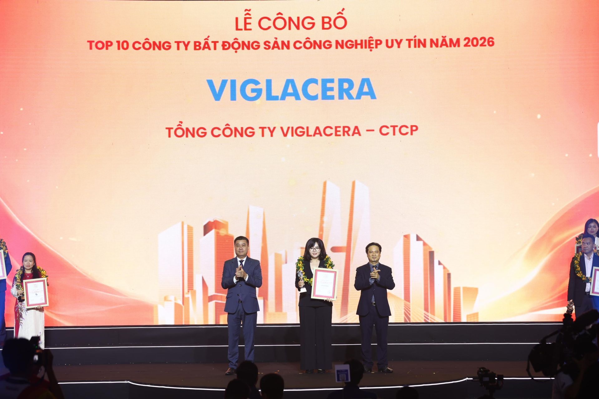 Đại diện Viglacera nhận giải thưởng &ldquo;TOP 10 c&ocirc;ng ty Bất động sản C&ocirc;ng nghiệp uy t&iacute;n năm 2026&rdquo;