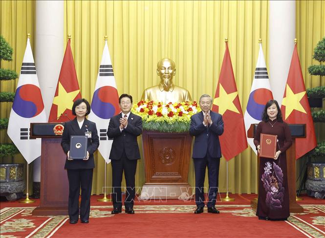 Tổng B&iacute; thư, Chủ tịch nước T&ocirc; L&acirc;m v&agrave; Tổng thống H&agrave;n Quốc Lee Jae Myung chứng kiến lễ trao Bản ghi nhớ về hợp t&aacute;c trong lĩnh vực an to&agrave;n thực phẩm, dược phẩm, mỹ phẩm v&agrave; trang thiết bị y tế giữa Bộ Y tế Việt Nam v&agrave; Bộ An to&agrave;n thực phẩm, dược phẩm H&agrave;n Quốc. Ảnh: Thống Nhất/TTXVN