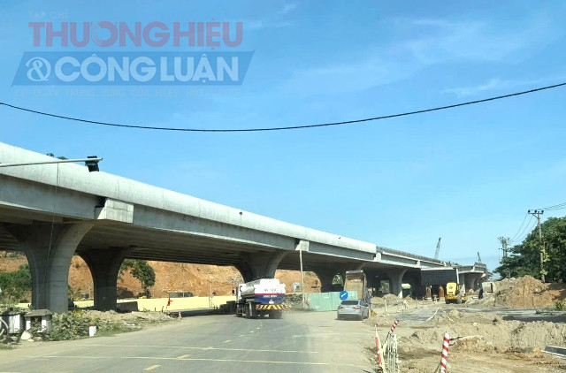 Cầu vượt từ Cảng li&ecirc;n Chiểu.