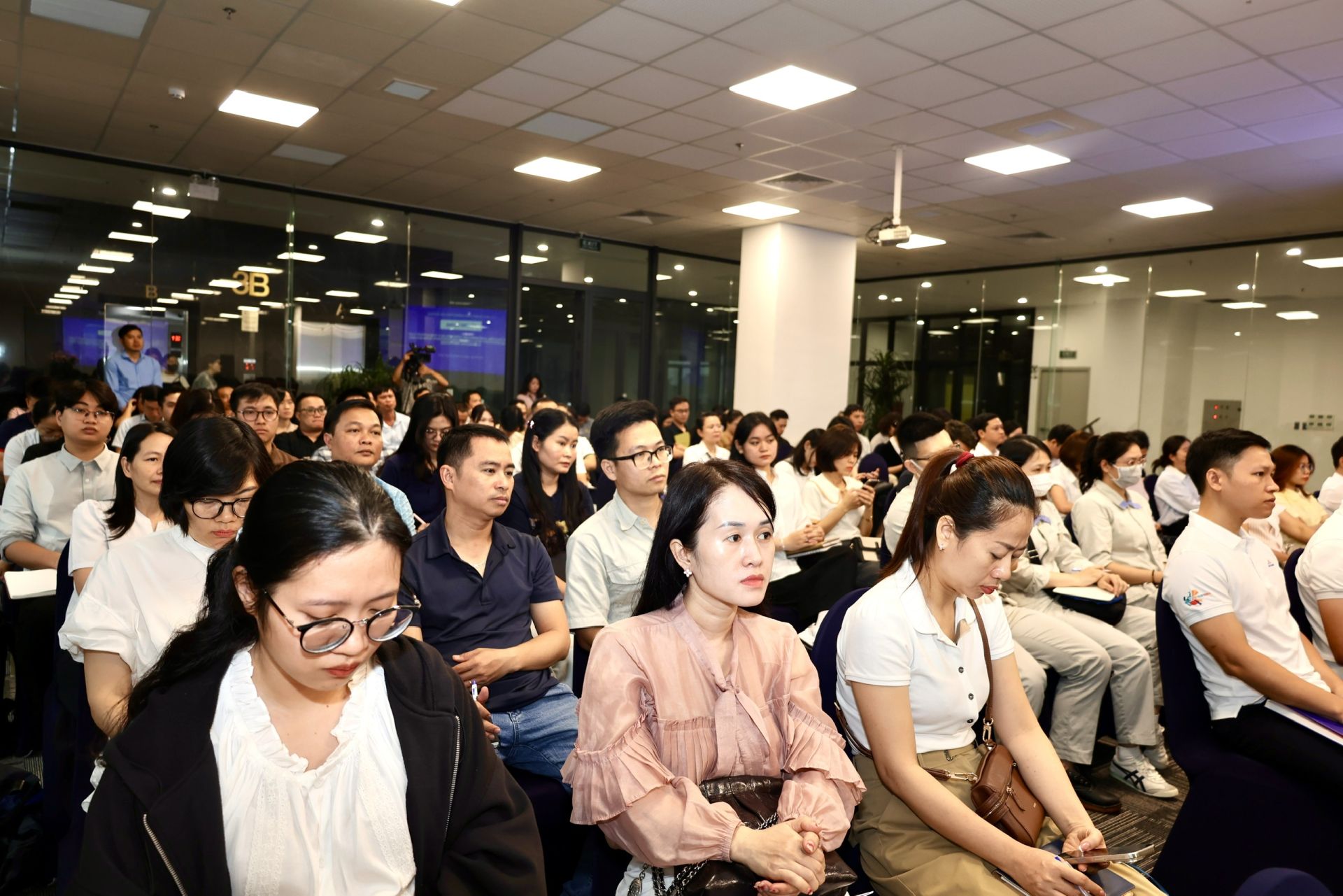 Đ&ocirc;ng đảo doanh nghiệp v&agrave; c&aacute;c đơn vị li&ecirc;n quan dự hội nghị.