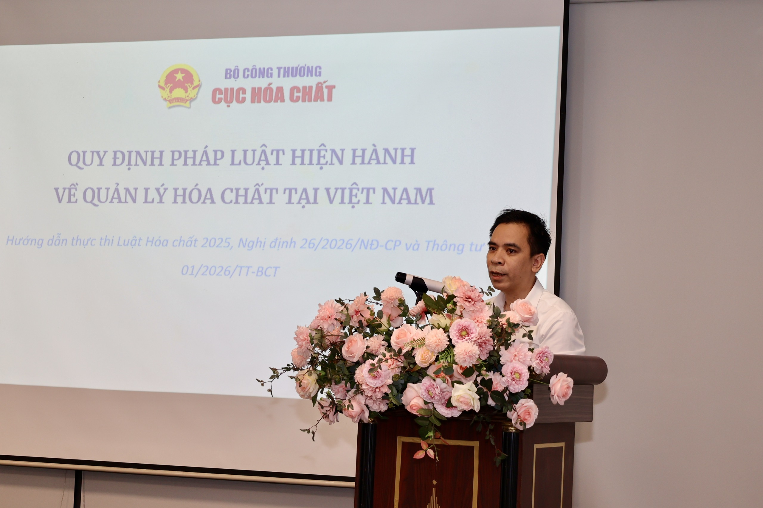 B&aacute;o c&aacute;o vi&ecirc;n của Bộ C&ocirc;ng thương tr&igrave;nh b&agrave;y tại hội nghị.