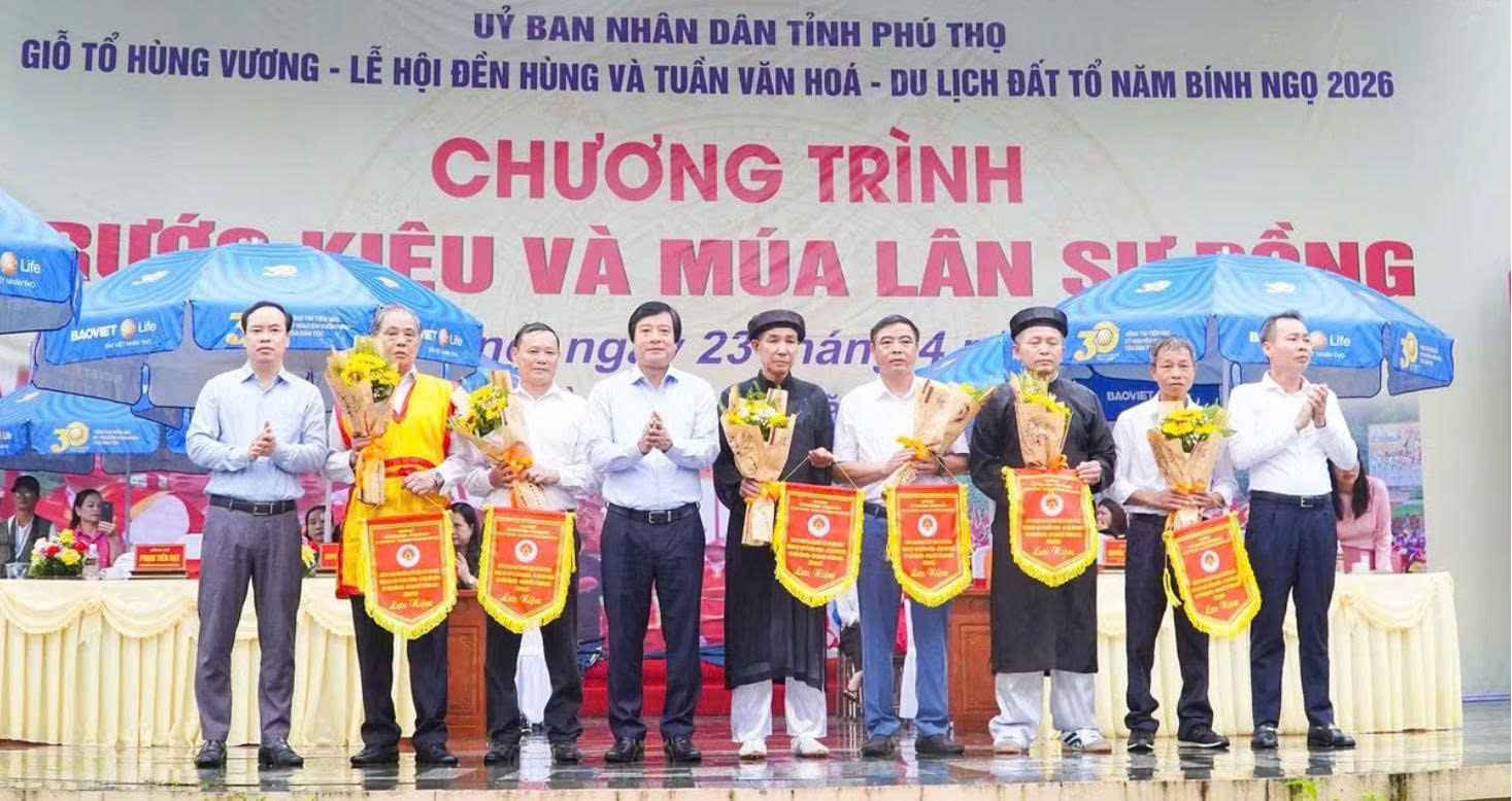 L&atilde;nh đạo tỉnh Ph&uacute; Thọ tặng hoa, cờ lưu niệm cho c&aacute;c đội kiệu tham gia Lễ hội Đền H&ugrave;ng 2026.