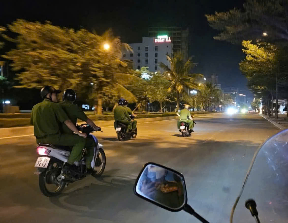 C&ocirc;ng an phường Sầm Sơn tăng cường tuần tra bảo đảm ANTTtruyền đường Hồ Xu&acirc;n Hương