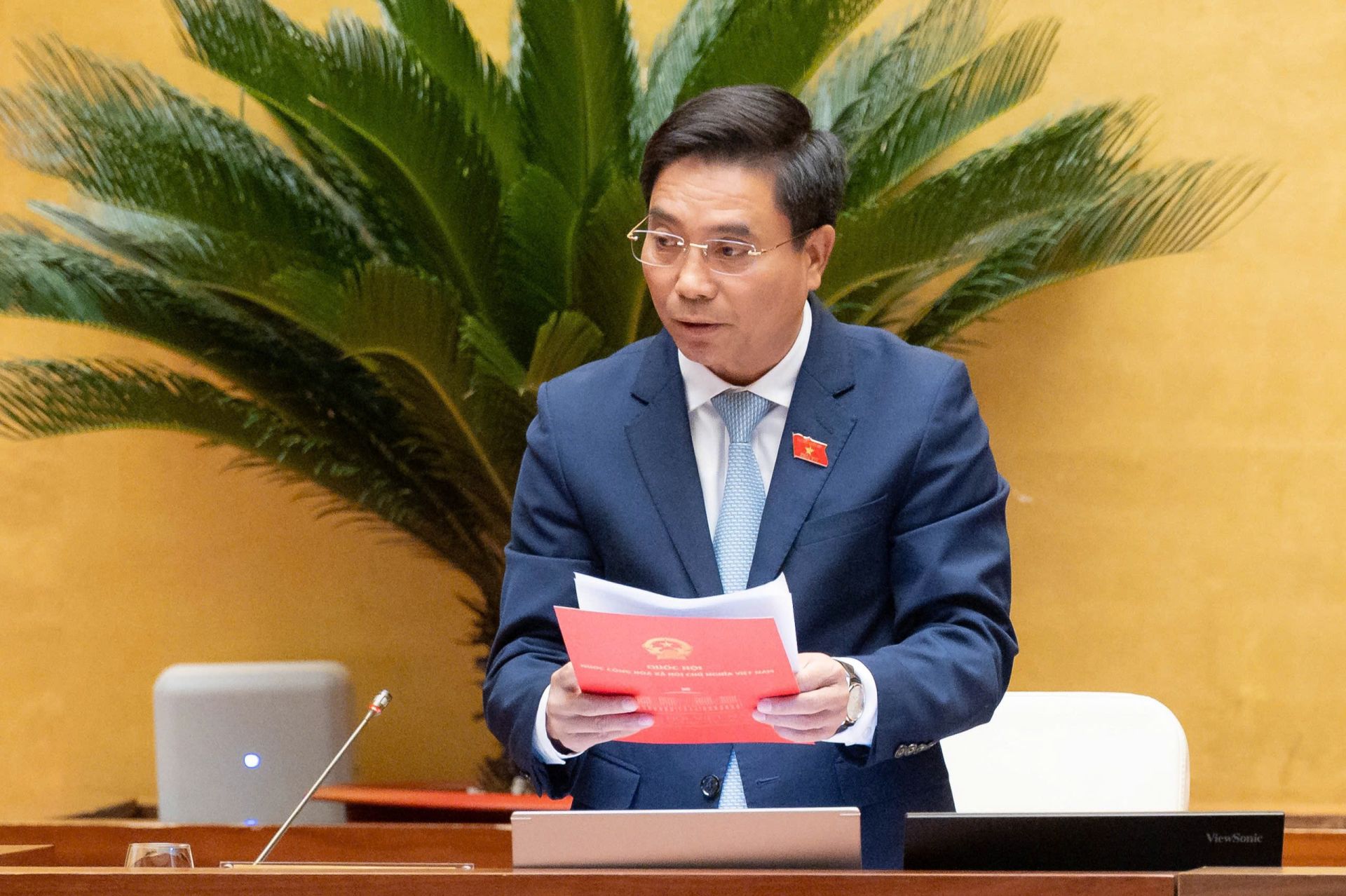 Ph&oacute; Chủ tịch Quốc hội, Thượng tướng Nguyễn Do&atilde;n Anh điều h&agrave;nh nội dung biểu quyết