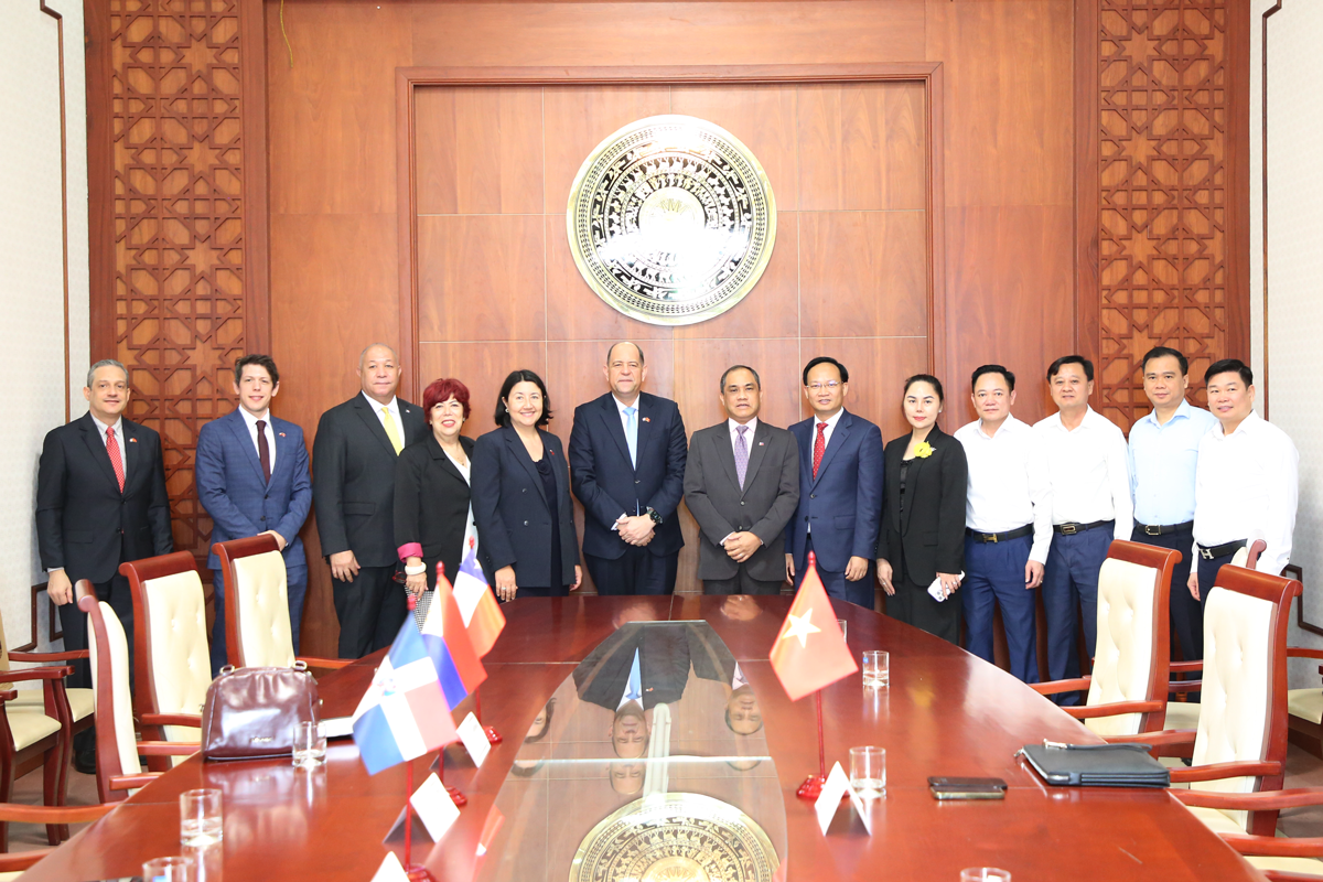 Phó Chủ tịch UBND tỉnh Phạm Văn Thịnh tiếp Đại sứ các nước tham dự Diễn đàn FDI tại Bắc Ninh