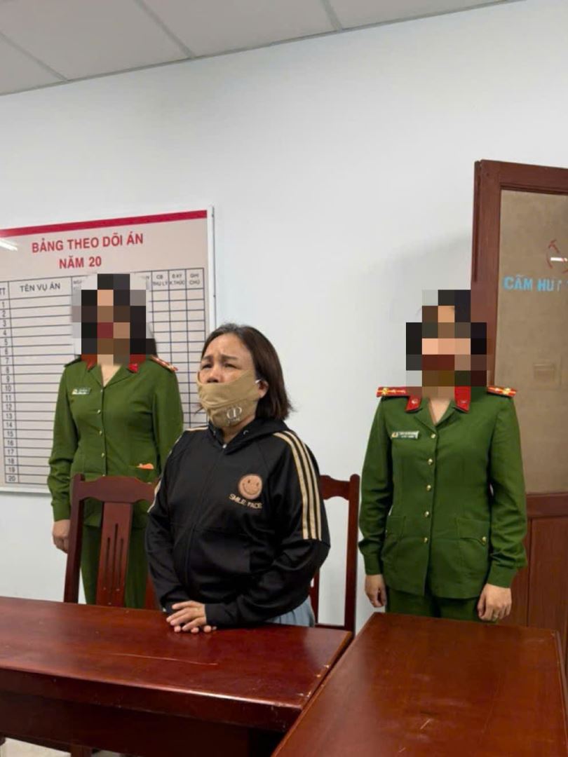 Lực lượng chức năng tống đạt quyết định khởi tố bị can đối với b&agrave; Hoa