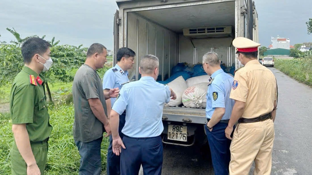 Lực lượng kiểm tra xe tải chở h&agrave;ng vi phạm