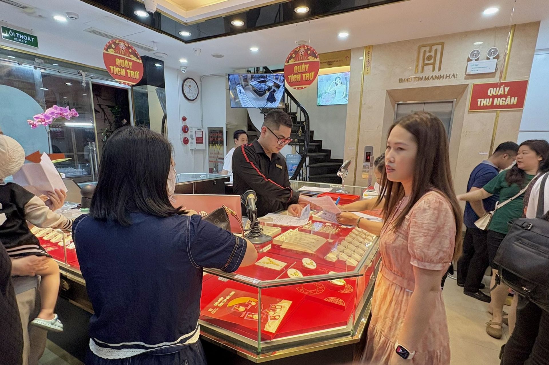 Giá vàng neo cao vùng 169 triệu đồng/lượng, rủi ro “lướt sóng” gia tăng