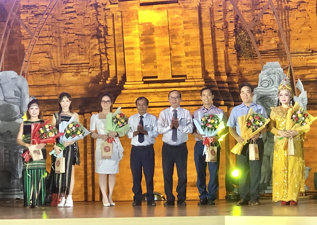 Ban tổ chức tặng hoa c&aacute;c đơn vị tham gia chương tr&igrave;nh. Ảnh: Viết Hiền