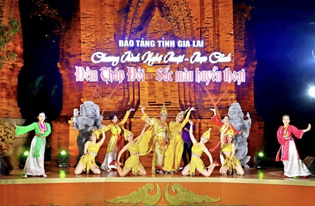 Tr&iacute;ch đoạn &ldquo;Lễ tấn phong Ho&agrave;ng hậu&rdquo;. Ảnh: VH