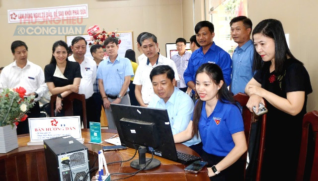 B&iacute; thư Tỉnh ủy Đắk Lắk Lương Nguyễn Minh Triết trao đổi với c&aacute;n bộ tại Trung t&acirc;m Phục vụ h&agrave;nh ch&iacute;nh c&ocirc;ng phường Ea Kao.