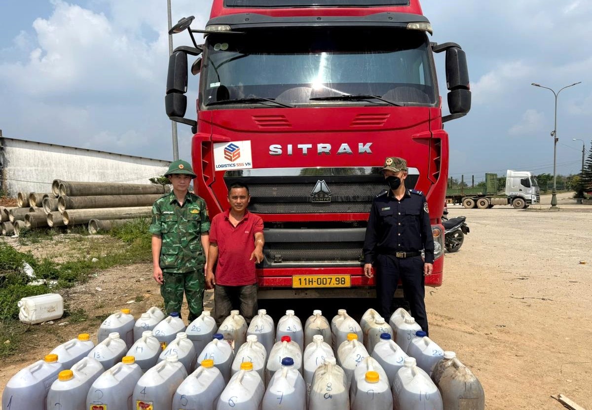 Bắt giữ vụ vận chuyển dầu diesel trái phép qua biên giới cửa khẩu Nam Giang