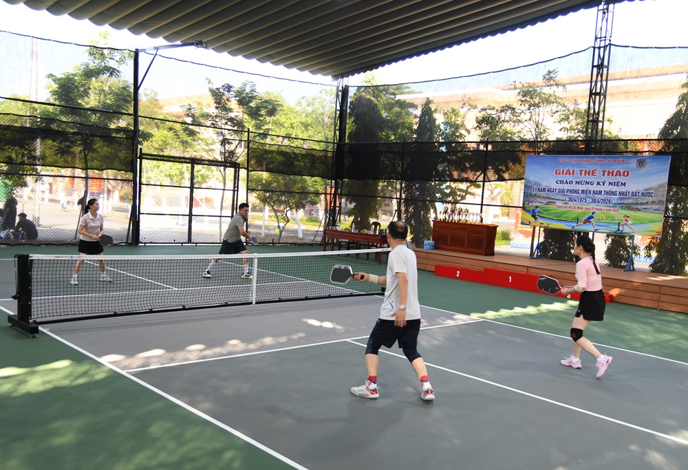 C&aacute;c vận động vi&ecirc;n tham gia thi đấu m&ocirc;n pickleball đ&ocirc;i nam - nữ