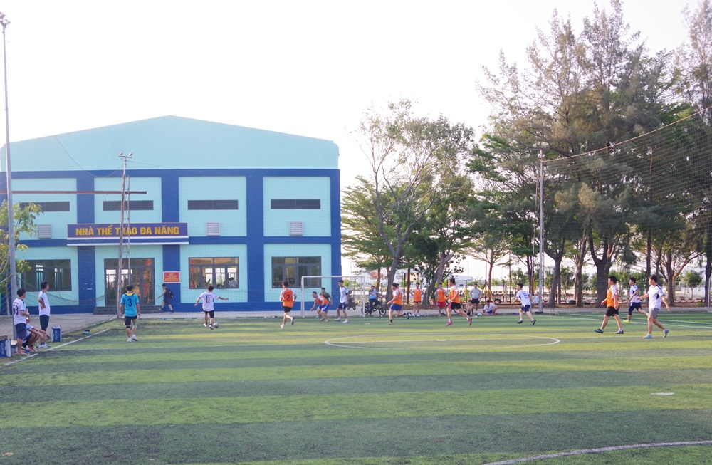 C&aacute;n bộ, chiến sĩ tham gia thi đấu m&ocirc;n b&oacute;ng đ&aacute;