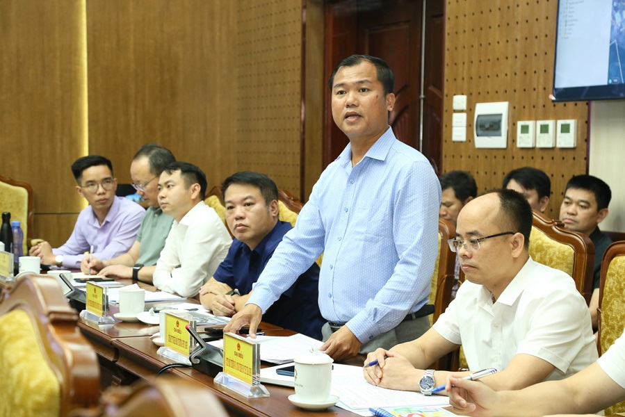 Đại diện doanh nghiệp ph&aacute;t biểu thảo luận tại cuộc họp.