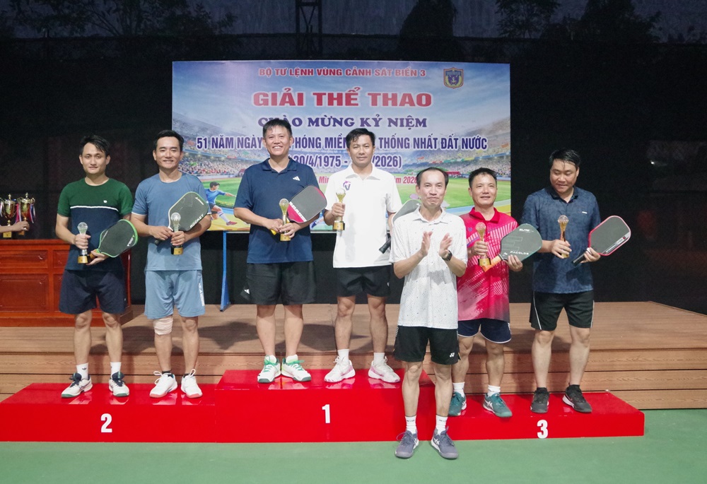 Đại t&aacute; L&ecirc; Văn T&uacute;, Ch&iacute;nh uỷ V&ugrave;ng Cảnh s&aacute;t biển 3 trao giải nhất, nh&igrave;, ba m&ocirc;n pickleball đ&ocirc;i nam