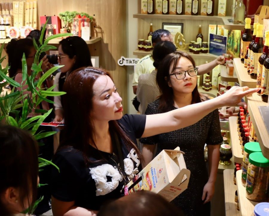 Sự kiện thu h&uacute;t nhiều người d&acirc;n tới trải nghiệm, lựa chọn v&agrave; mua sắm c&aacute;c sản phẩm ti&ecirc;u biểu của H&agrave; Tĩnh