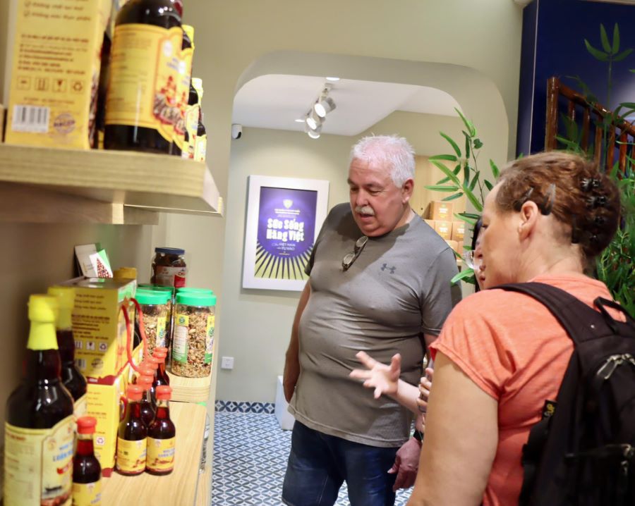 Kh&aacute;ch du lịch nước ngo&agrave;i t&igrave;m hiểu sản phẩm Việt