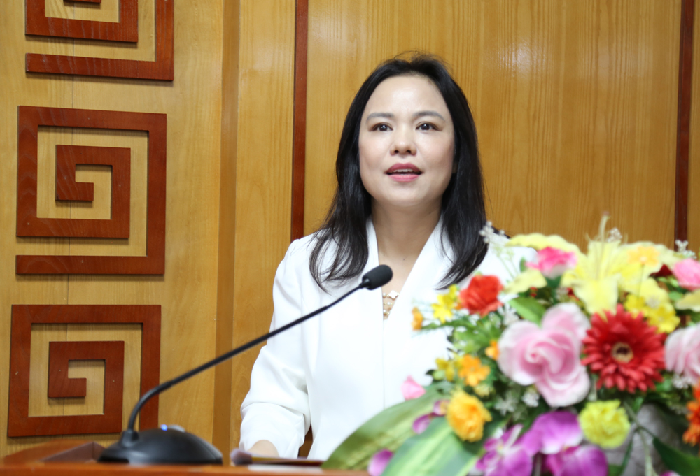 Đồng ch&iacute; Nguyễn Thị Kim Dung, Hiệu trưởng Trường Ch&iacute;nh trị Nguyễn Văn Cừ ph&aacute;t biểu đề dẫn hội thảo.