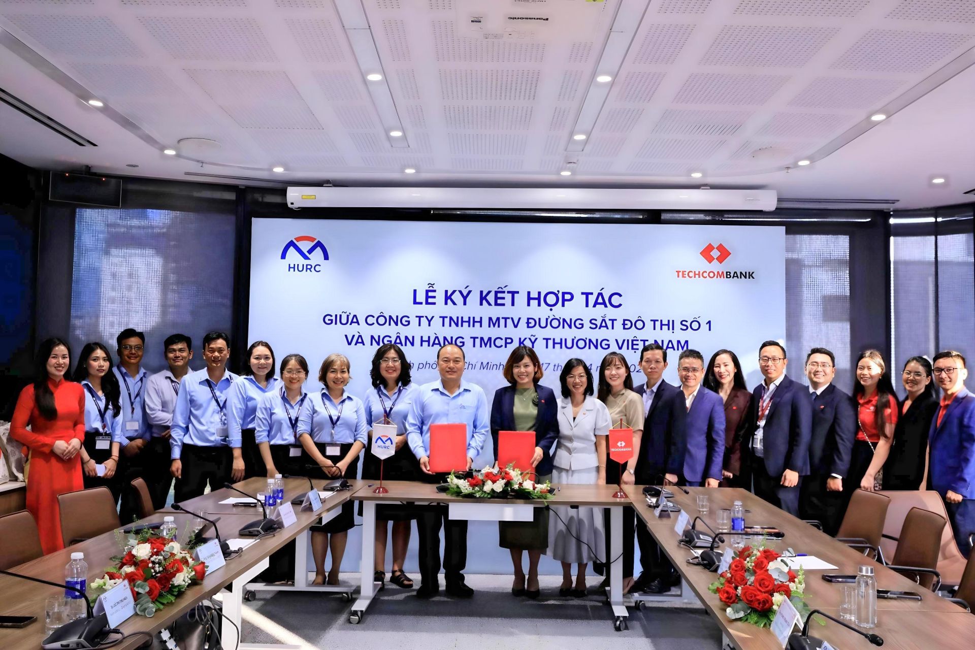 Quang cảnh lễ k&yacute; kết hợp t&aacute;c chiến lược giữa Techcombank v&agrave; C&ocirc;ng ty TNHH MTV Đường sắt đ&ocirc; thị số 1