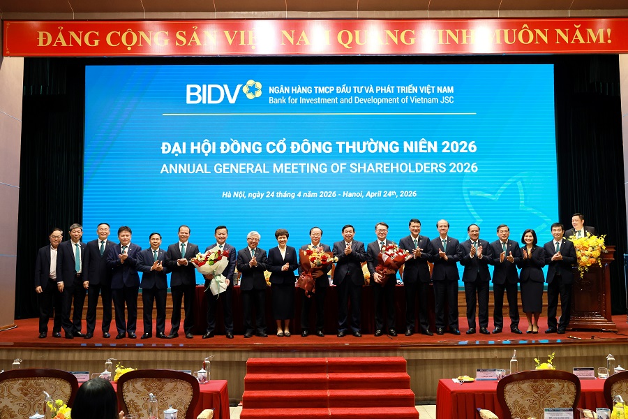 Hội đồng quản trị, Ban Kiểm so&aacute;t BIDV nhiệm kỳ 2022 - 2027 tặng hoa ch&uacute;c mừng c&aacute;c th&agrave;nh vi&ecirc;n mới