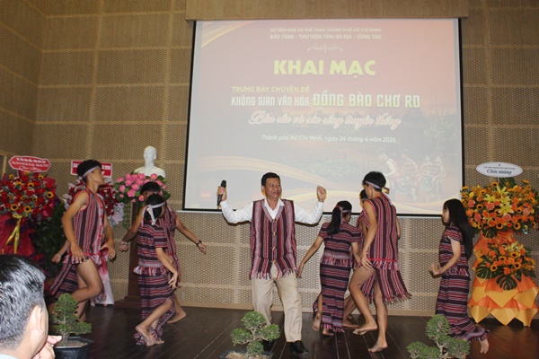 &Ocirc;ng Đ&agrave;o Văn Phước, Hiệu trưởng Trường PTDT Nội tr&uacute; BRVT &ndash; TP. HCM c&ugrave;ng con em đồng b&agrave;o Chơ Ro biểu diễn những tiết mục mang đậm bản sắc văn h&oacute;a.