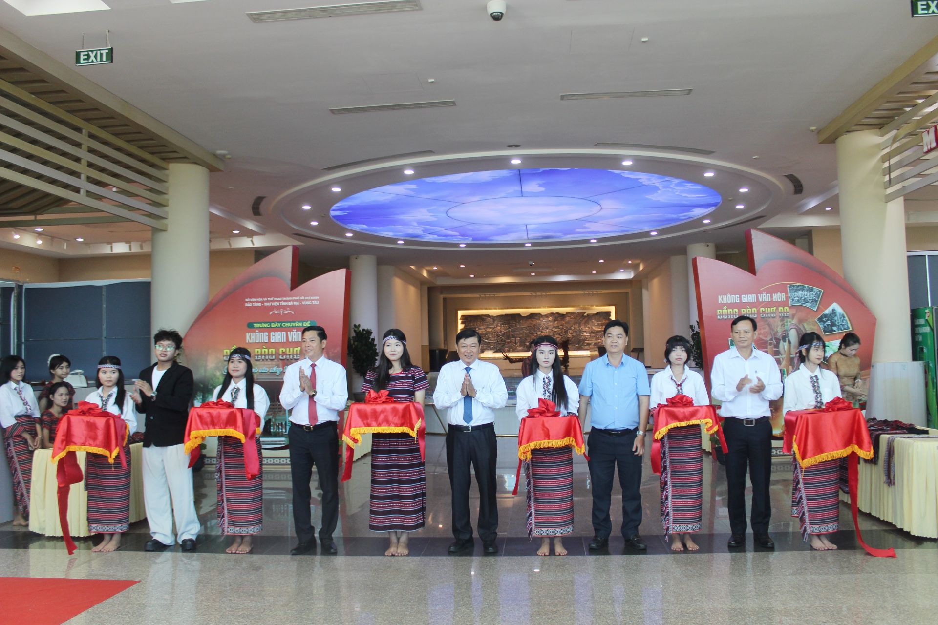 C&aacute;c đại biểu cắt băng khai mạc trưng b&agrave;y chuy&ecirc;n đề