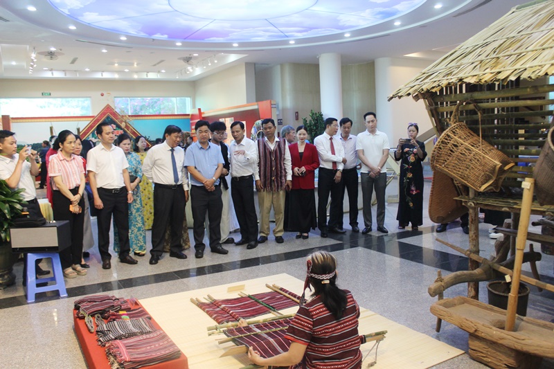 T&aacute;i hiện hoạt động dệt vải