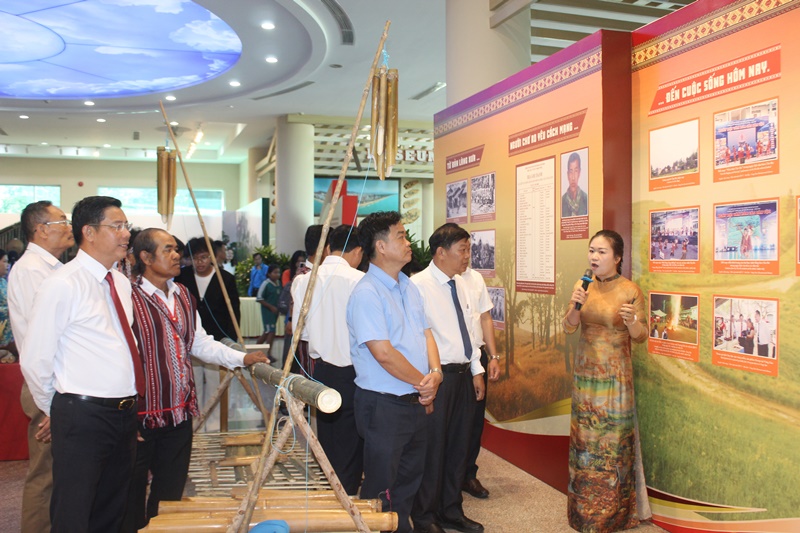 C&aacute;c đại biểu tham quan kh&ocirc;ng gian trưng b&agrave;y