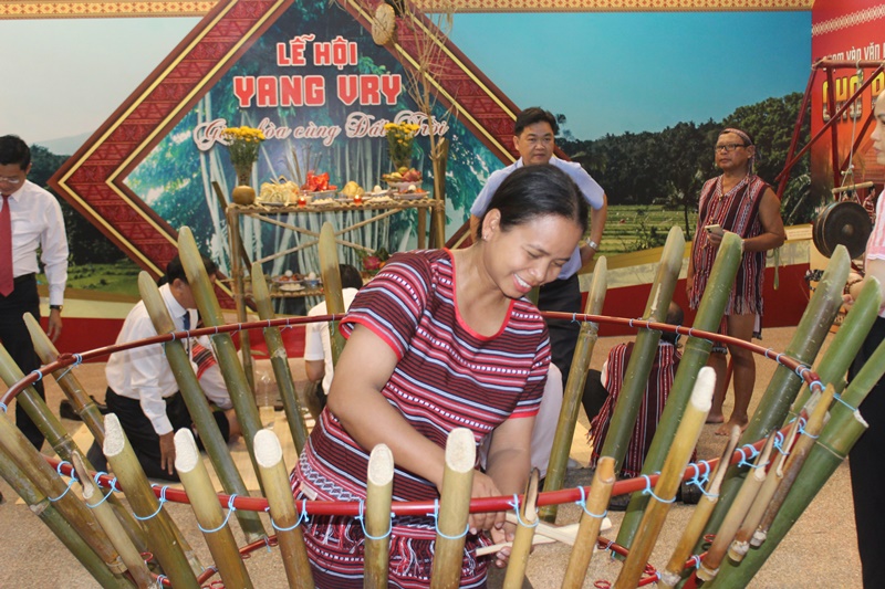 C&ocirc; g&aacute;i Chơ Ro biểu diễn đ&agrave;n tre tại kh&ocirc;ng gian trưng b&agrave;y