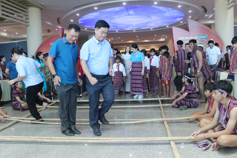 &Ocirc;ng L&ecirc; Văn Minh, Ph&oacute; Trưởng Ban Tuy&ecirc;n gi&aacute;o v&agrave; D&acirc;n vận TP. HCM trải nghiệm m&uacute;a sạp