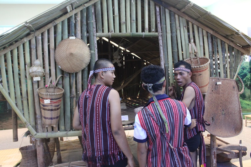 T&aacute;i hiện n&eacute;t văn h&oacute;a sinh hoạt cộng đồng tại nh&agrave; s&agrave;n của đồng b&agrave;o Chơ Ro trong kh&ocirc;ng gian trưng b&agrave;y
