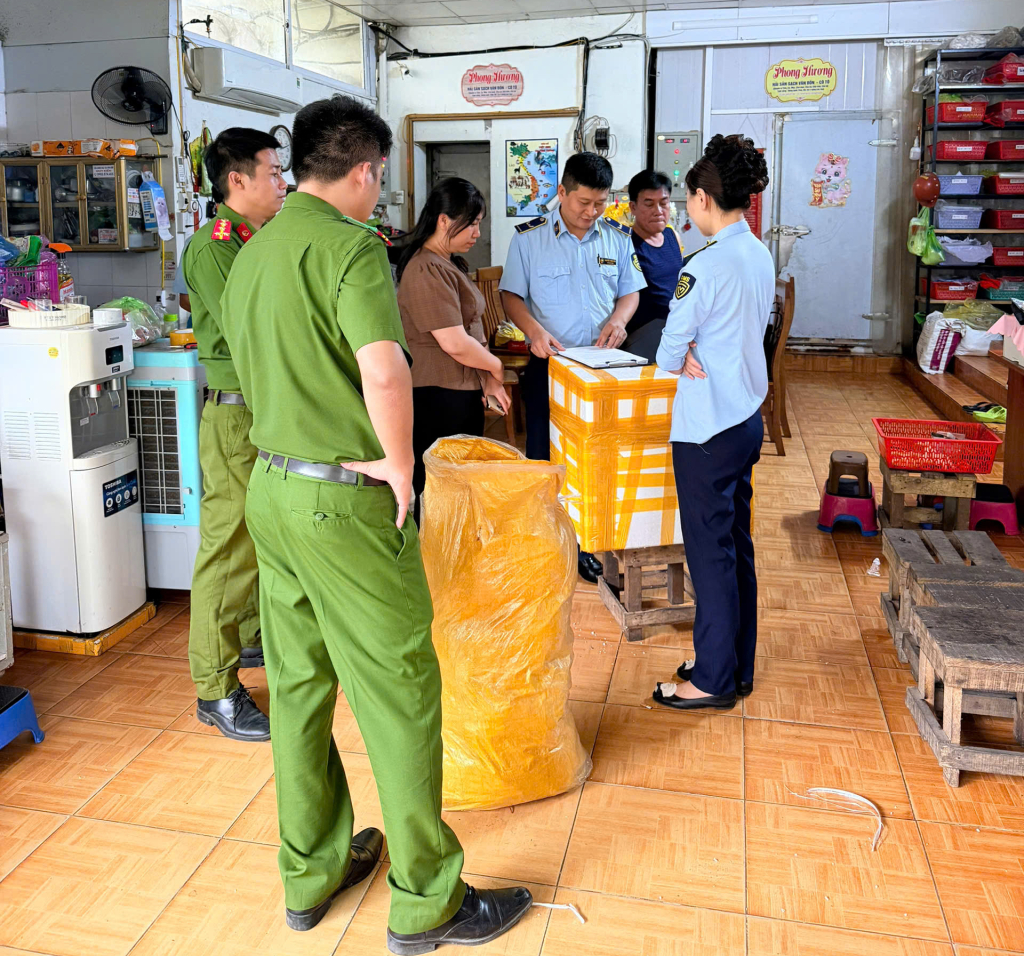 Đội QLTT số 3 phối hợp với C&ocirc;ng an đặc khu V&acirc;n Đồn kiểm tra tại hộ kinh doanh Nguyễn Thị Thanh Hương (khu 6, đặc khu V&acirc;n Đồn)